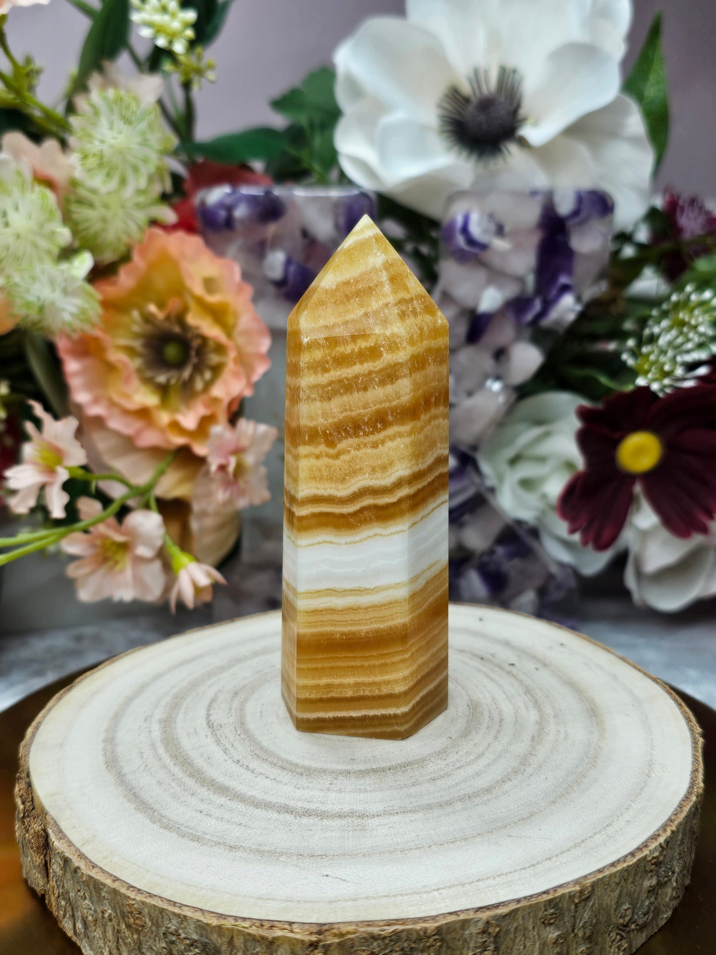 Orangencalcit Turm