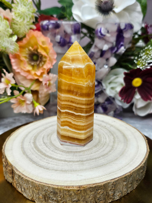 Orangencalcit Turm